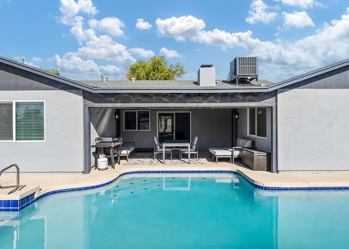 Holiday home 4 Bedroom Retreat Pool Dog Friendly Games Phoenix